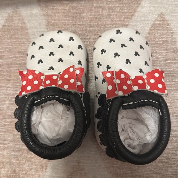 Freshly Picked Minnie bow moccasins - Picture 3 of 6